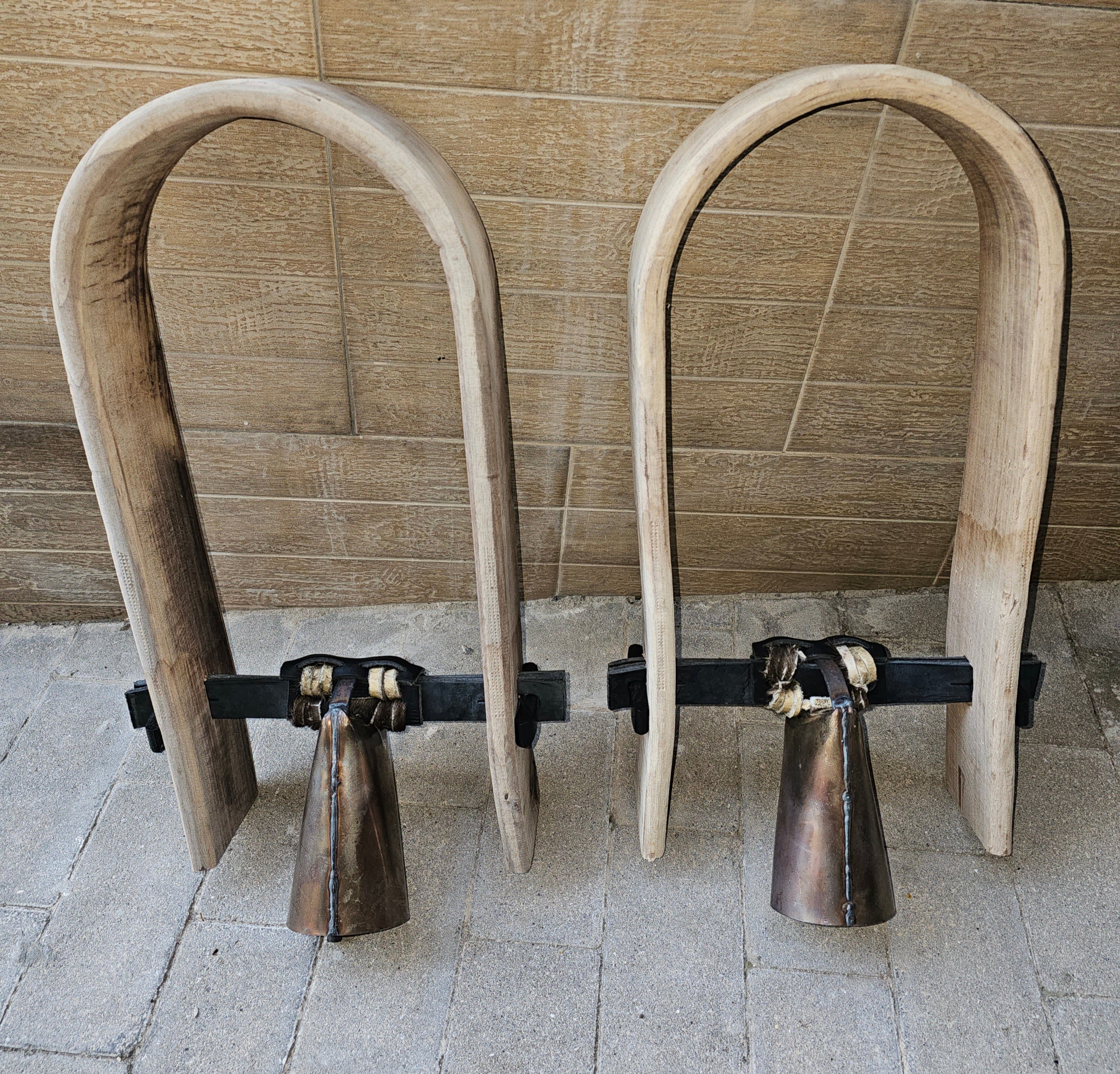 Campana N°3 incampanata in collare di legno e cucita all'antica