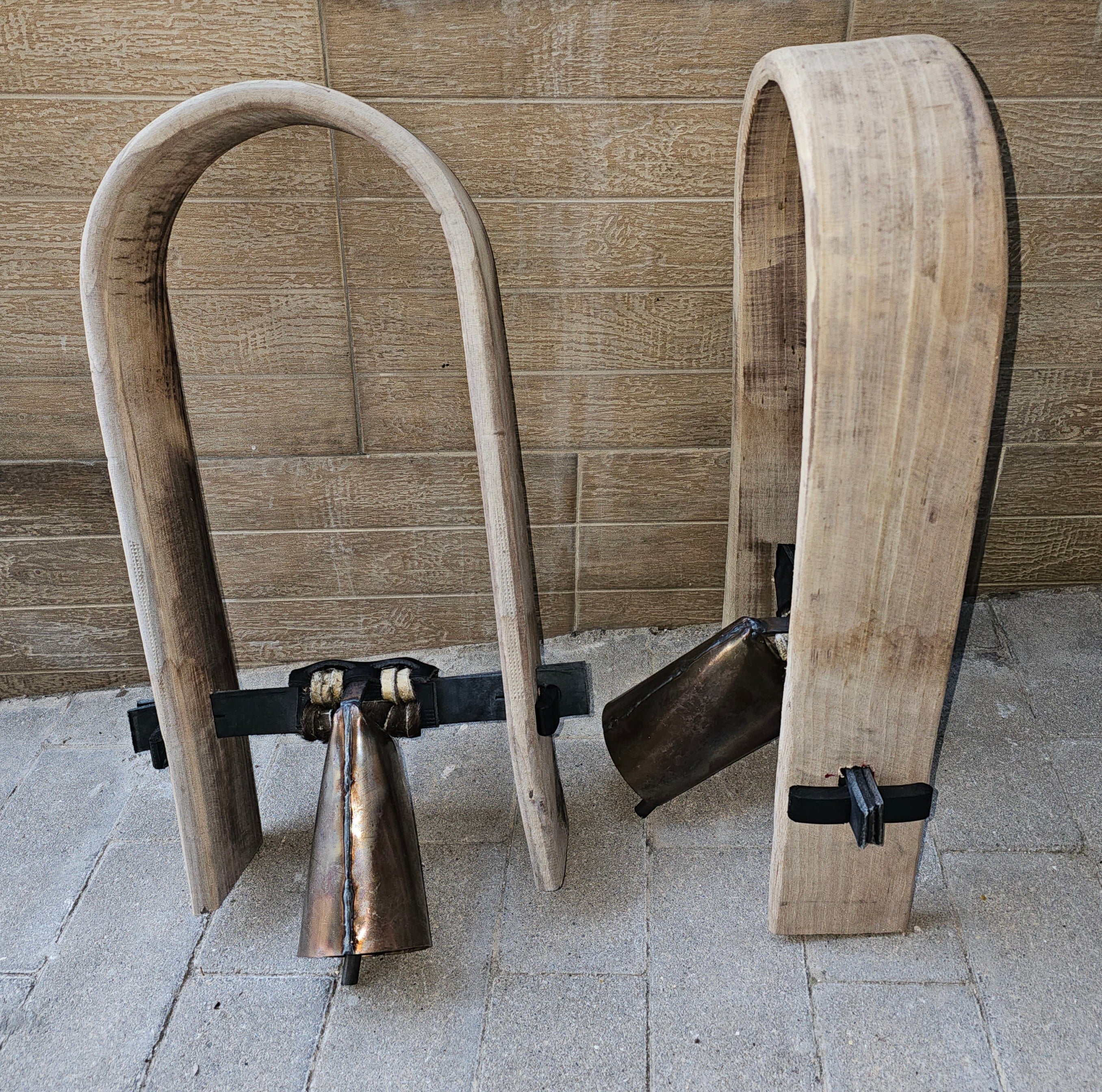 Campana N°3 incampanata in collare di legno e cucita all'antica